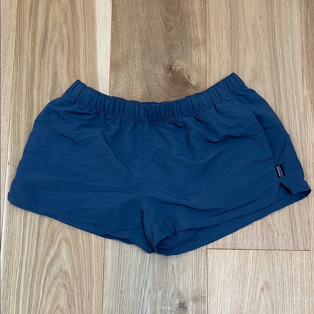 Patagonia barely baggies
2.5”
Size medium
Good condition